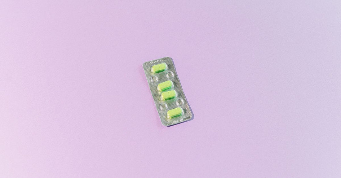Best Magnesium 2026: Glas mit Magnesiumkapseln auf hellem Holzuntergrund