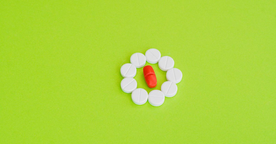 Verschiedene Einzelhomöopathika in Braunglasfläschchen auf hellem Hintergrund – beste Einzelhomöopathika 2026 im Vergleich.