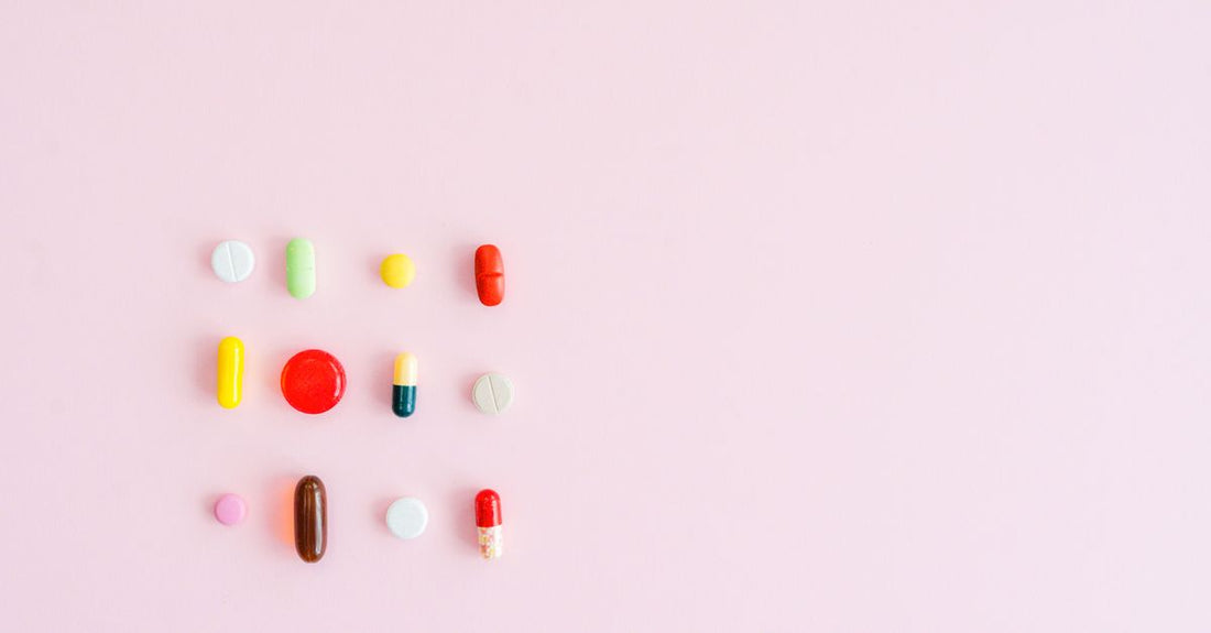 How to choose Eisen: Verschiedene Eisenpräparate auf einem hellen Hintergrund, darunter Kapseln und Tabletten, arrangiert für eine Kaufberatung.
