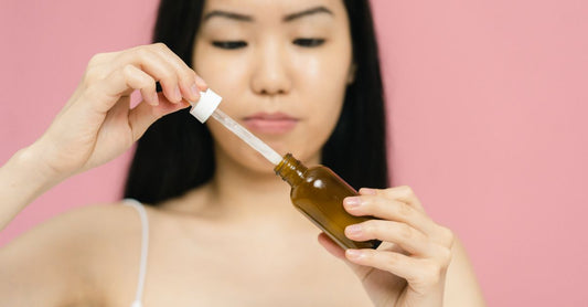 Flaschen mit Anti-Aging-Seren für Falten auf einem Marmortisch – Serum for wrinkles best anti aging Vergleich 2026