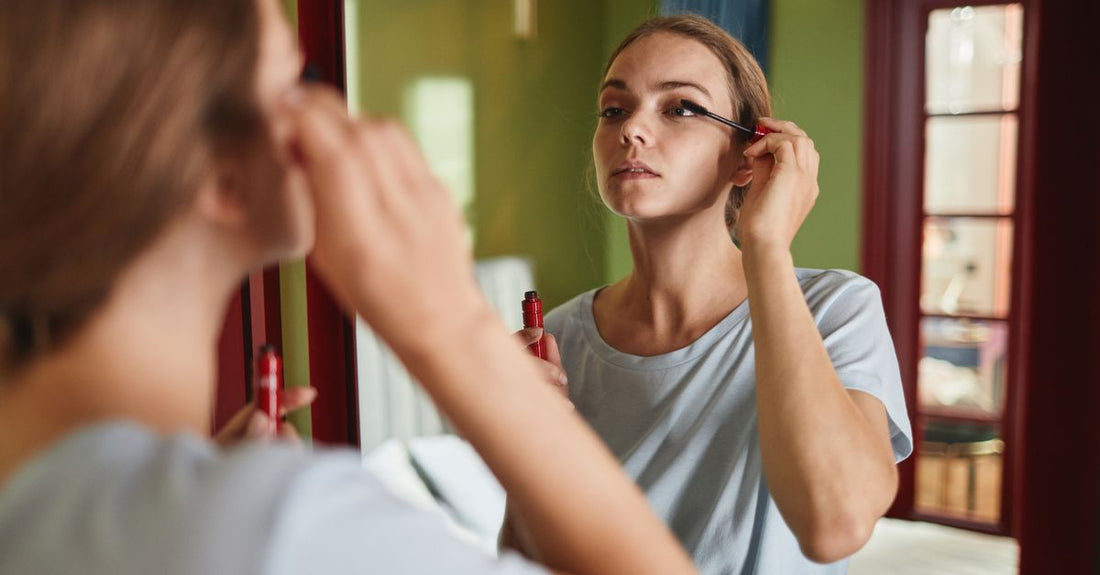 Beste Mascara 2026: Schwarze Mascara-Tube mit Bürste auf weißem Hintergrund