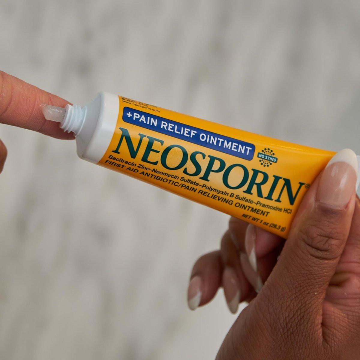Neosporin + Schmerzlindernde Salbe mit maximaler Stärke, Dreifach-Antibiotikum, beruhigender Infektionsschutz, nicht brennende topische Erste-Hilfe-Wundversorgung für kleine Schnitte, Schrammen & Verbrennungen, 1 Unze Tube