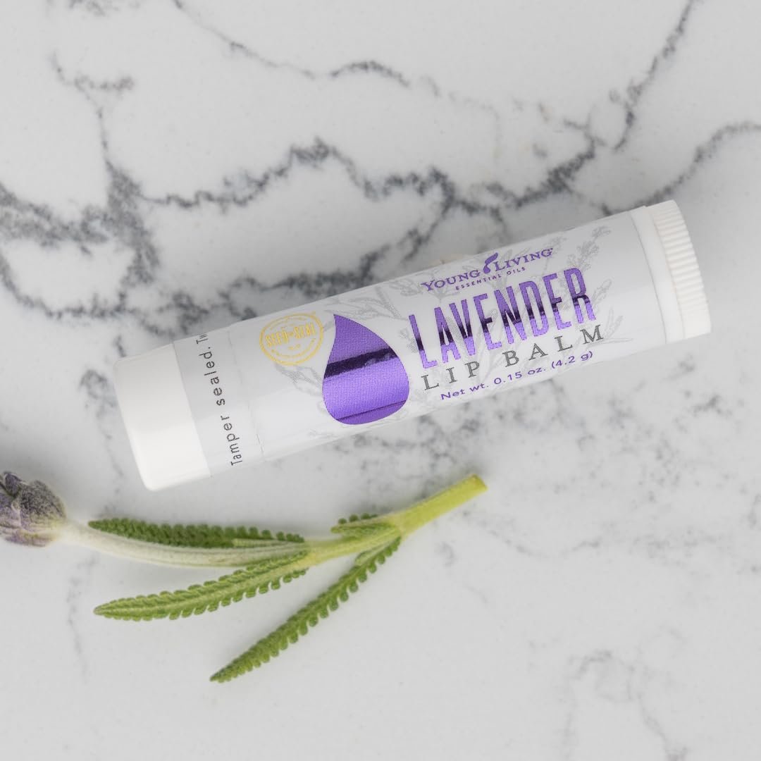Young Living Lavendel Lippenbalsam – 0,15 oz – Ätherische Öle, beruhigt trockene Lippen, spendet Feuchtigkeit & pflegt, natürliche Lippenpflege, feuchtigkeitsspendende Lippenbehandlung