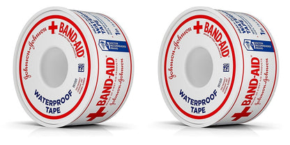 Band-Aid 100% wasserfestes selbstklebendes medizinisches Tape – 2er-Pack (2,5 cm x 9,1 m) zur sicheren Befestigung von Verbänden
