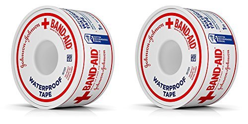 Band-Aid 100% wasserfestes selbstklebendes medizinisches Tape – 2er-Pack (2,5 cm x 9,1 m) zur sicheren Befestigung von Verbänden