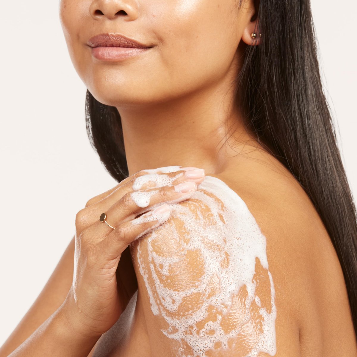 Olay Body Wash für Frauen, Feuchtigkeitsbänder Plus, Tiefenpflege & Feuchtigkeitsformel, Lang anhaltend geschmeidige Haut, Für alle Hauttypen, Duft nach Sheabutter & Lavendelöl, 532 ml