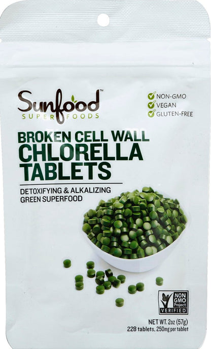 Sunfood Superfoods Chlorella Tabletten mit aufgebrochener Zellwand - Chlorophyll, Chlorella Grünalgen Tabletten für Frauen & Männer, Quelle für Protein, Eisen, Beta-Carotin & B-Vitamine, Nicht-GVO, Vegan - 57 g Beutel