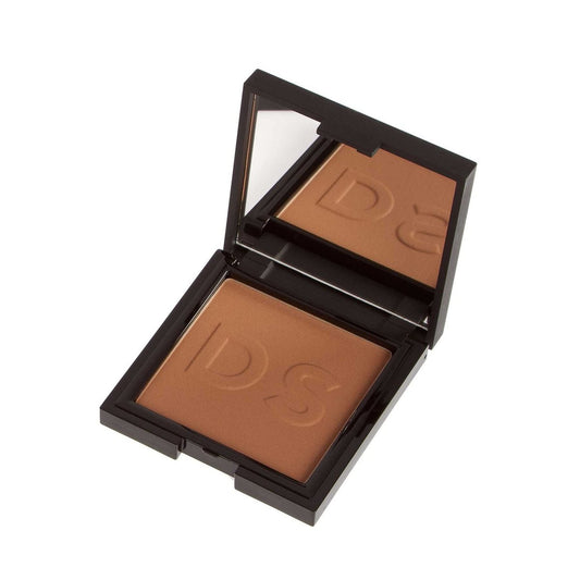 Daniel Sandler Instant Tan Wash-Off Face Powder Bronzer – Wasserfeste matte Bronzer-Puder für einen natürlichen, sonnengeküssten Teint – Farbabgestimmt für helle bis mittlere Haut – Kompakte Reisegröße mit Spiegel