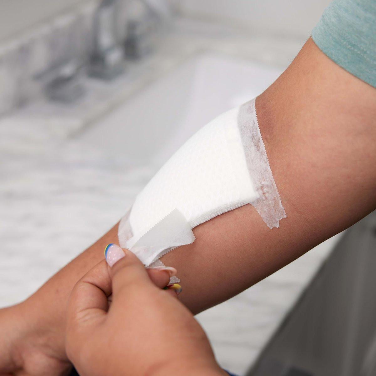 BAND-AID Sterile Mullkompressen 10x10 cm, 25 Stück – Saugfähige Wundauflagen für erste Hilfe bei kleinen Schnitten, Schürfwunden & Verbrennungen