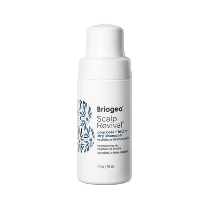 Briogeo Scalp Revival Trockenshampoo mit Aktivkohle & Biotin | Aerosolfreies Puder für fettige Ansätze | Entgiftendes Trockenshampoo für alle Haartypen | Vegan & tierversuchsfrei | 1,7 oz.