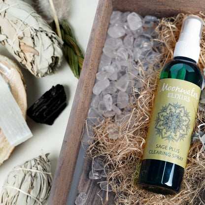 White Sage Smudge Spray für spirituelle Reinigung & Aura-Schutz – Salbeinebel zur Reinigung negativer Energie & Schutz, für Zuhause & Meditation, mit Bergkristall Reiki-energetisiertes Aromatherapie-Raumspray – 118 ml