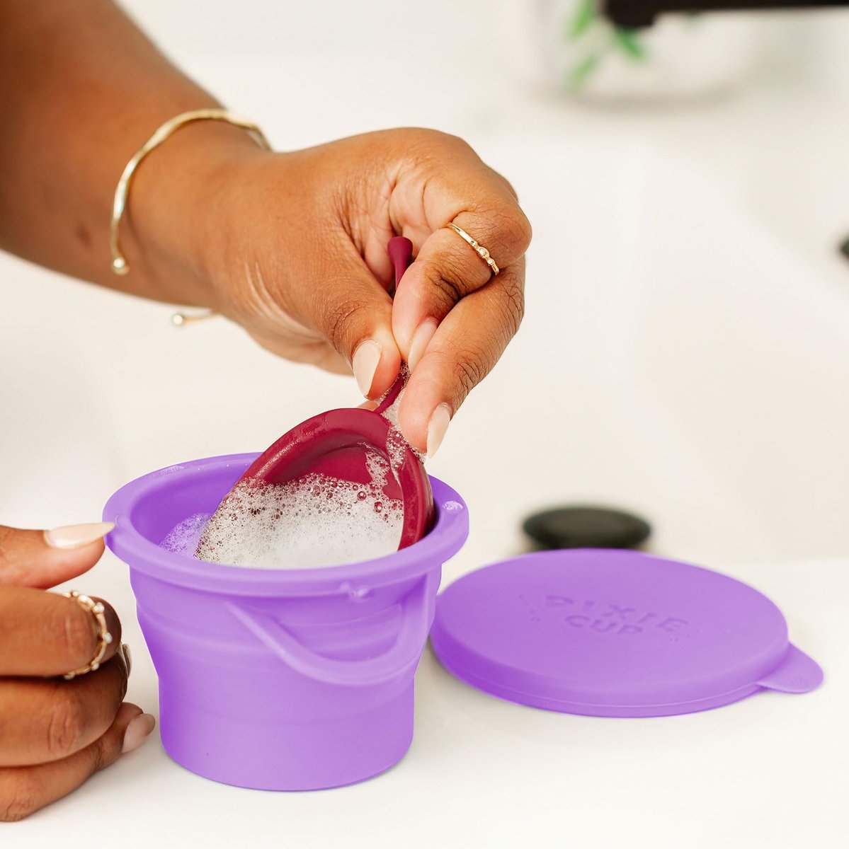 Pixie Menstruationstasse Kompakt-Sterilisator – Zusammenklappbarer Reinigungsbehälter für Damenhygiene – Mikrowellengeeignet & Wiederverwendbar – Ideal für öffentliche Toiletten, Camping & Wohnheime – Lila, 237 ml