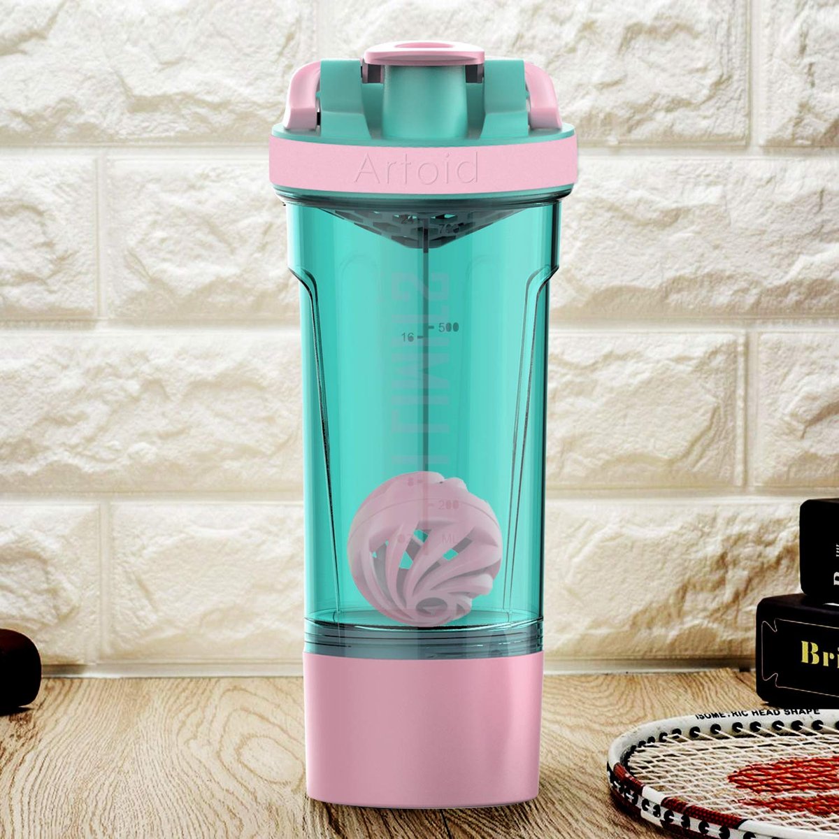 Artoid Mode Fitness Shaker-Becher 24 oz – Doppelmischtechnologie mit Shaker-Kugeln und Mischgittern, inkl. Twist & Lock Protein-Box – Motivierender Sport-Becher (Cream Pink/Aqua Green)