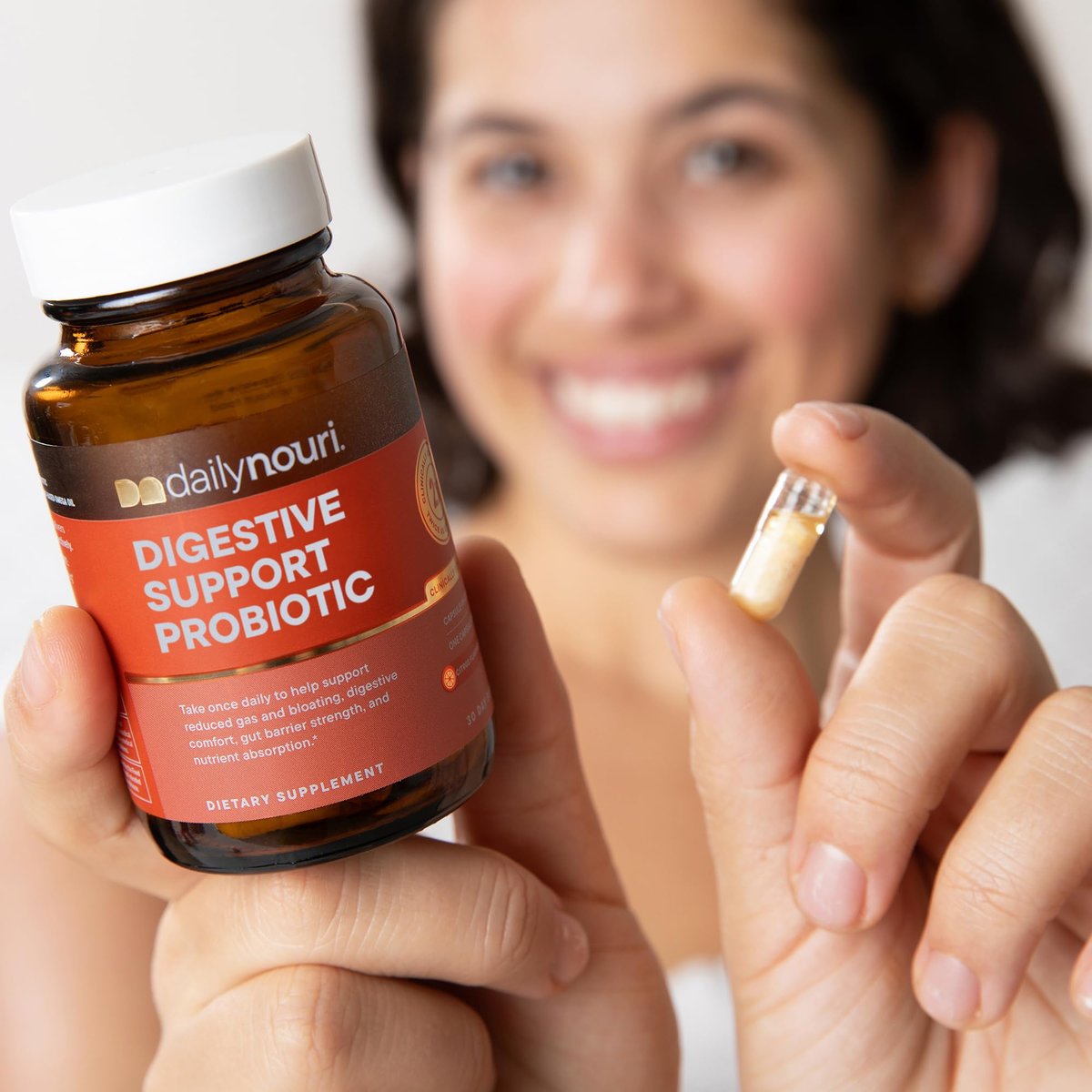 Daily Nouri Verdauungsunterstützung Probiotika für Frauen & Männer | Blähungen & Gas Linderung | 3 klinisch untersuchte Stämme + Omega | 30-Tage-Vorrat