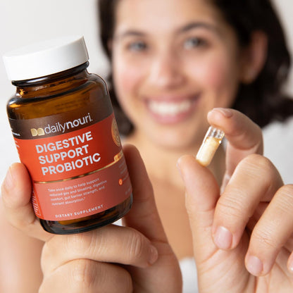 Daily Nouri Verdauungsunterstützung Probiotika für Frauen & Männer | Blähungen & Gas Linderung | 3 klinisch untersuchte Stämme + Omega | 30-Tage-Vorrat