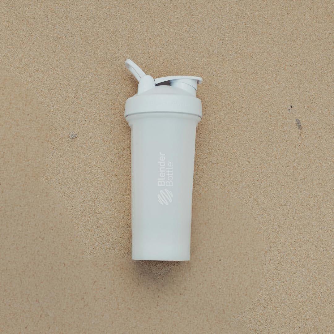 BlenderBottle Classic V2 Shaker Flasche - Perfekt für Proteinshakes und Pre-Workout, 20 Unzen, Weiß