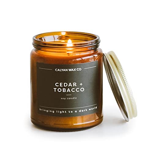 Calyan Wax Co. Cedar & Tobacco Duftkerze – 57 Stunden Brenndauer – Luxuriöse saubere Sojawachs-Kerze im Amberglas – 7,2 oz