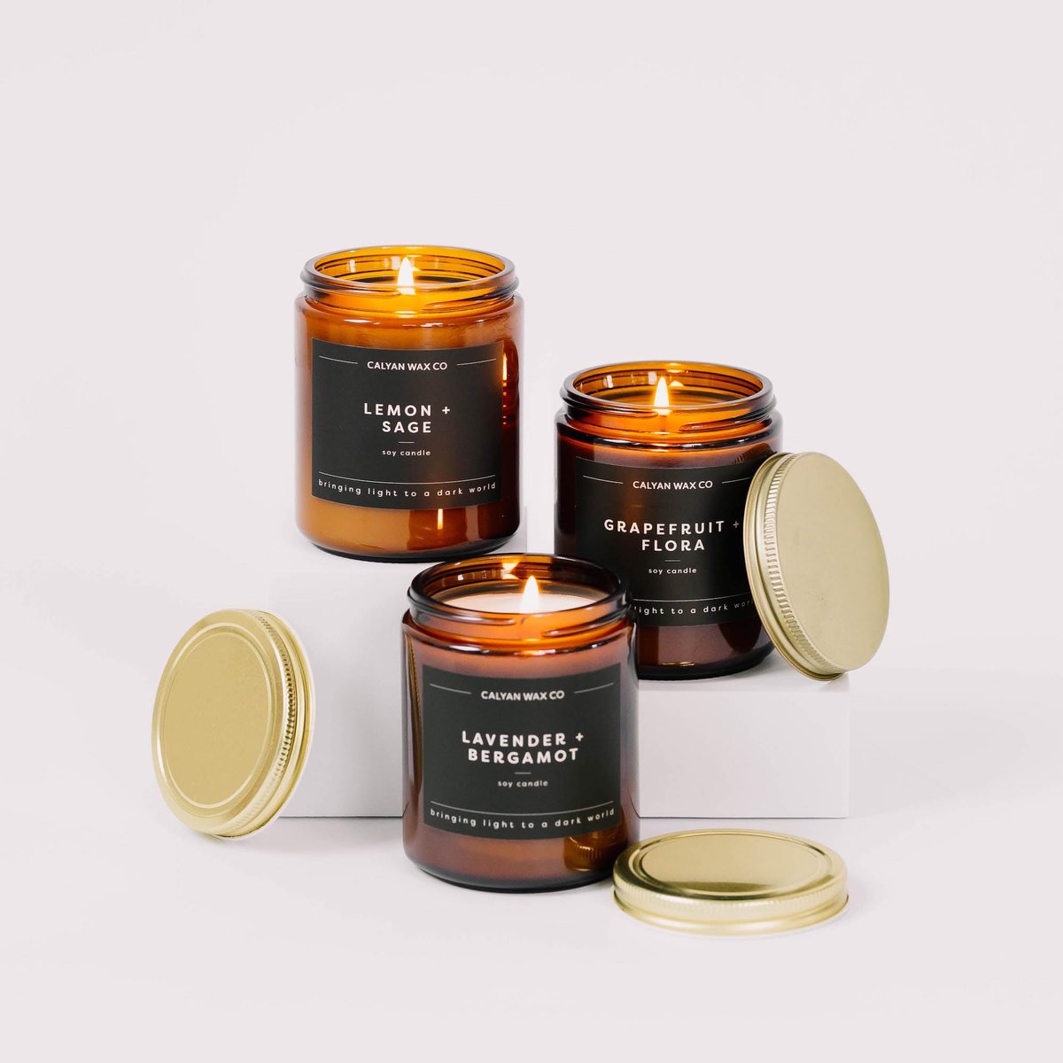 Calyan Wax Co. Cedar & Tobacco Duftkerze – 57 Stunden Brenndauer – Luxuriöse saubere Sojawachs-Kerze im Amberglas – 7,2 oz