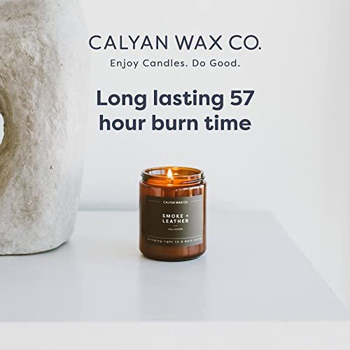 Calyan Wax Co. Cedar & Tobacco Duftkerze – 57 Stunden Brenndauer – Luxuriöse saubere Sojawachs-Kerze im Amberglas – 7,2 oz