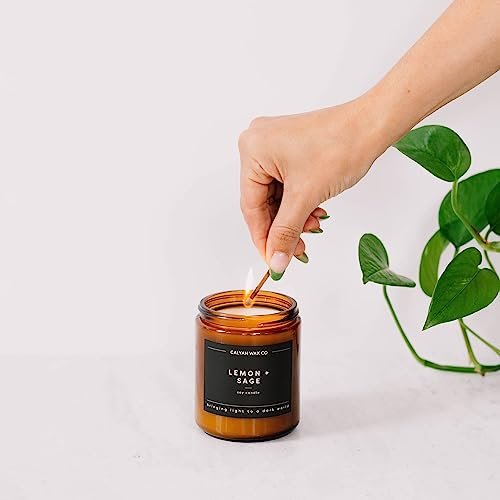 Calyan Wax Co. Cedar & Tobacco Duftkerze – 57 Stunden Brenndauer – Luxuriöse saubere Sojawachs-Kerze im Amberglas – 7,2 oz