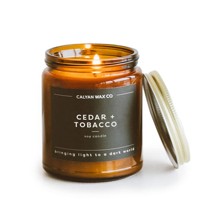 Calyan Wax Co. Cedar & Tobacco Duftkerze – 57 Stunden Brenndauer – Luxuriöse saubere Sojawachs-Kerze im Amberglas – 7,2 oz