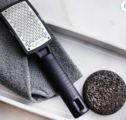 CALA Silky Glide Pro Hornhautentferner Fußfeile (Schwarz) – Edelstahl-Mikrofeile mit breiter Oberfläche für nasse oder trockene Haut, weicher Griff für Komfort und Kontrolle, wiederverwendbares Reise-Werkzeug