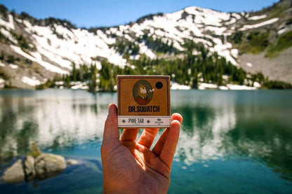 Dr. Squatch Pine Tar Seife 4er-Pack – Natürliche Holzseife für Männer mit peelender Wirkung – Handgemacht in den USA mit Kiefer, Kokos und Olivenöl (4 Riegel)