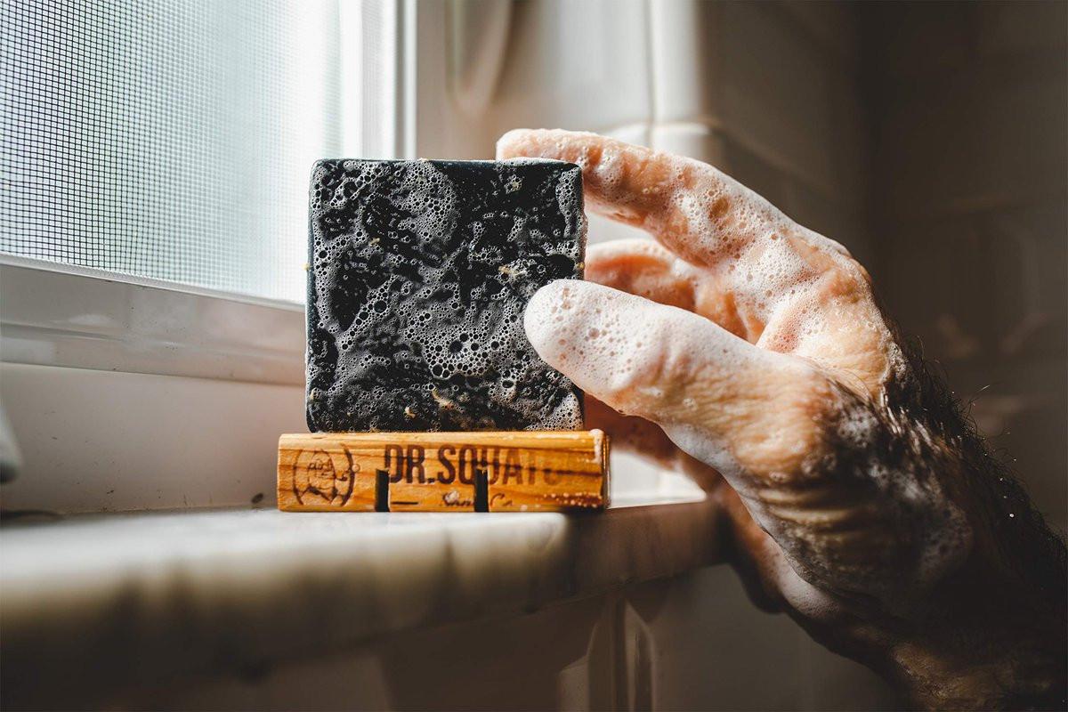 Dr. Squatch Pine Tar Seife 4er-Pack – Natürliche Holzseife für Männer mit peelender Wirkung – Handgemacht in den USA mit Kiefer, Kokos und Olivenöl (4 Riegel)