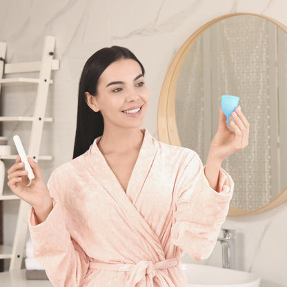 EcoBlossom Wiederverwendbarer Menstruationsbecher-Set – Die zuverlässigsten Periodenbecher aus medizinischem Silikon – Bequem 12 Stunden tragbar (Klein & Groß)