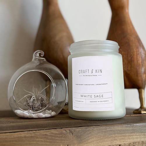 Craft & Kin Weißer Salbei Duftkerze zur Reinigung | 8 Oz 45 Stunden langanhaltende Feiertagskerze | Klassische Soja Woodwick Winterkerze | Hergestellt mit natürlichem Soja | Geschenk für Männer und Frauen