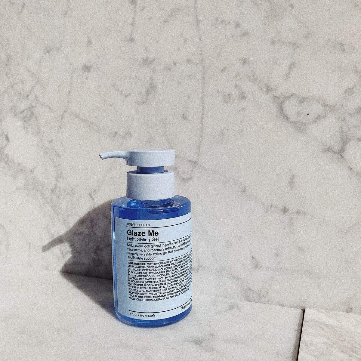 J Beverly Hills Blue Glaze Me Light Styling Hair Gel mit Aloe Vera für Feuchtigkeit, leichter Halt, 200 ml