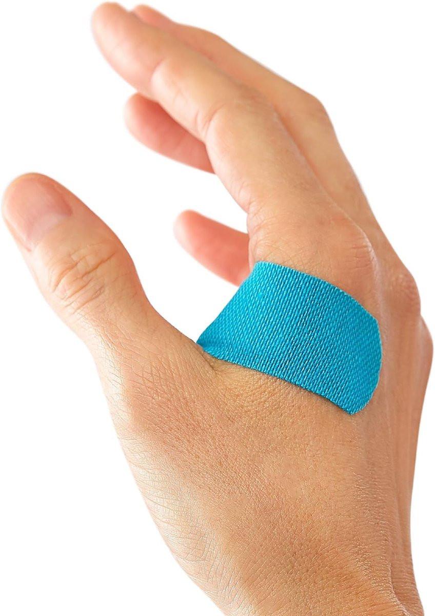 CURAD Performance Series Antibakterielle Pflaster, Extreme Hafttechnologie, Standardgröße Flexible Stoffpflaster für Schnitte, Schürfwunden & Verbrennungen, Farben gemischt, 1 x 3,25 Zoll, 20 Stück