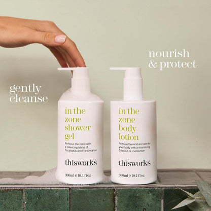 THISWORKS In The Zone Duschgel | Erfrischendes Duschbad mit Eukalyptus & Weihrauch | Reinigt, beruhigt und belebt die Haut | Aromatherapeutische Formel, 300 ml
