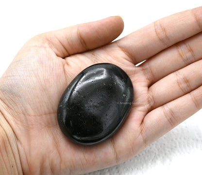 Schwarzer Turmalin Heilstein – Großer Handschmeichler für Glück, positive Energie & Meditation – Ideal als Geschenk für Frauen & Männer