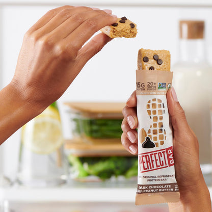 Perfect Bar Proteinriegel – Dunkle Schokolade Erdnussbutter mit Meersalz, glutenfrei, mit Bio-Honig, Keksteig-Textur, gekühlt, 2,3 oz Riegel, 10er Pack