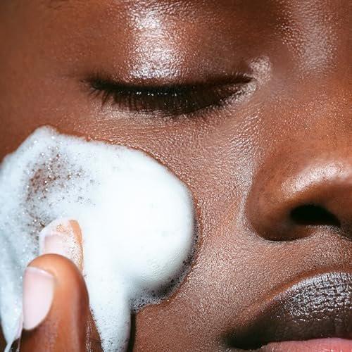 Clarins Sanfte Reinigungsschaum | Reinigt, Peelt sanft & Erfrischt | Schäumender Mousse | Seifenfrei | SLS-frei | Dermatologisch getestet | Peeling mit Tamarindenextrakt reich an AHAs | 150 ml