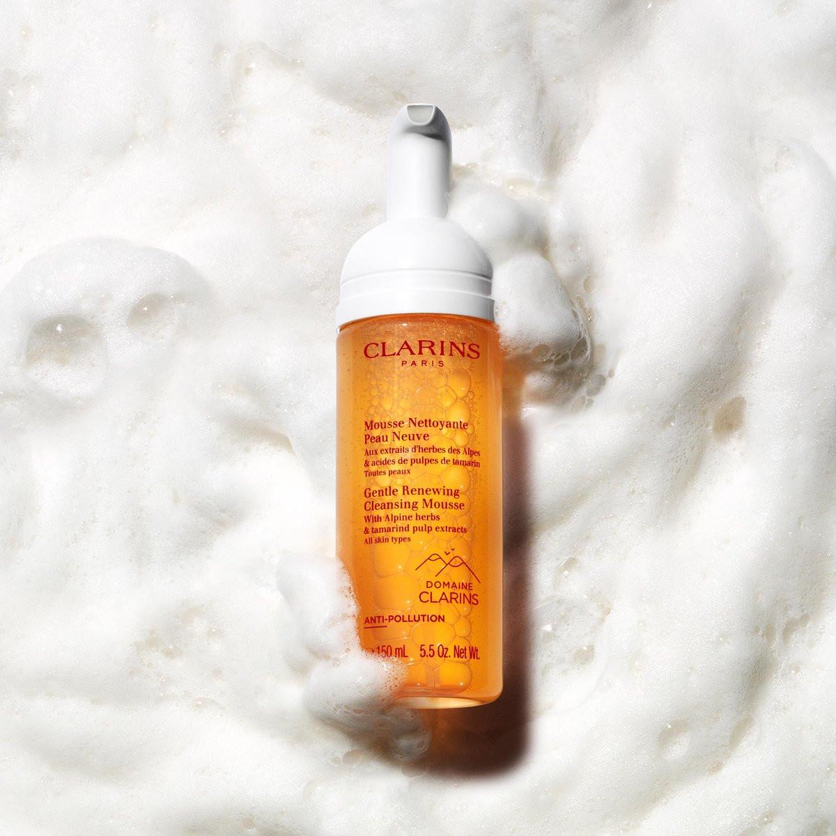 Clarins Sanfte Reinigungsschaum | Reinigt, Peelt sanft & Erfrischt | Schäumender Mousse | Seifenfrei | SLS-frei | Dermatologisch getestet | Peeling mit Tamarindenextrakt reich an AHAs | 150 ml