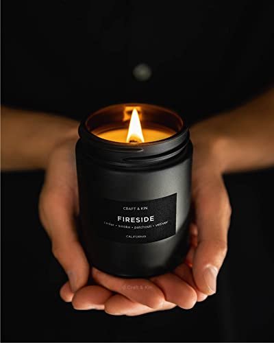 Craft & Kin Premium Smoky Fireside Duftkerze | Herrenkerze mit Holzdocht | 45 Stunden Brenndauer - 7,6 oz