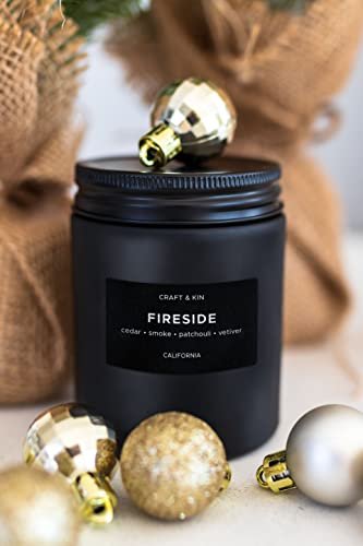 Craft & Kin Premium Smoky Fireside Duftkerze | Herrenkerze mit Holzdocht | 45 Stunden Brenndauer - 7,6 oz