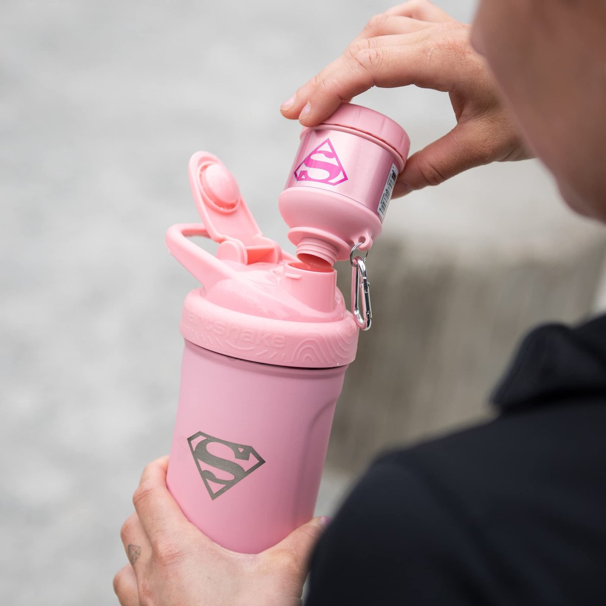 Smartshake Justice League Protein-Shaker-Behälter 50g – Supergirl Design, BPA-frei, 110ml Trichter, DC Comics Shaker-Flasche
