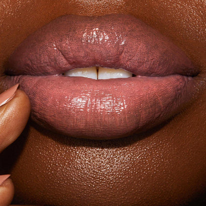 Charlotte Tilbury Hyaluronic Happikiss Lipstick Balm – Hochglänzender, feuchtigkeitsspendender Lippenbalsam mit saftigem Farbton – für voller aussehende, gepflegte Lippen – Pillow Talk