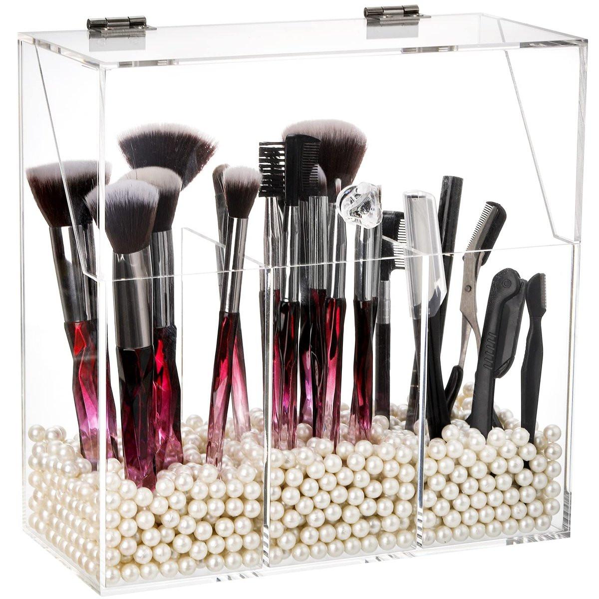 Okllen Makeup Pinselhalter mit Staubschutzdeckel, Weiße Perlen, Acryl Klarer Makeup Pinsel Organizer mit 3 Fächern, Große Kosmetikpinsel Aufbewahrungsbox für Schminktisch, Badezimmer, Schlafzimmer