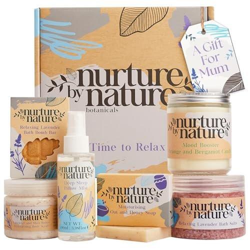 Nurture by Nature Spa Geschenkset für Frauen - Muttertagsgeschenk, Self-Care Set & Wellness Geschenkkorb, 6-teiliges Badeset mit Kerze, Badebombe, Badesalz & Kissenspray - Entspannungsgeschenke