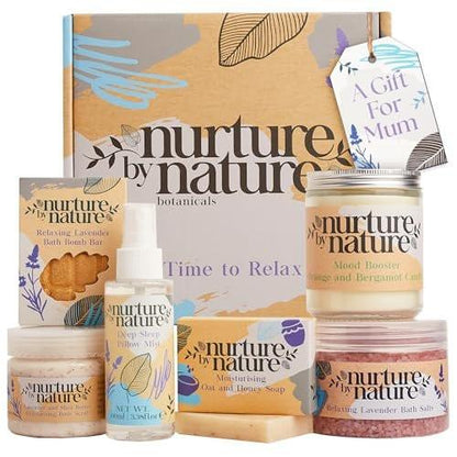 Nurture by Nature Spa Geschenkset für Frauen - Muttertagsgeschenk, Self-Care Set & Wellness Geschenkkorb, 6-teiliges Badeset mit Kerze, Badebombe, Badesalz & Kissenspray - Entspannungsgeschenke