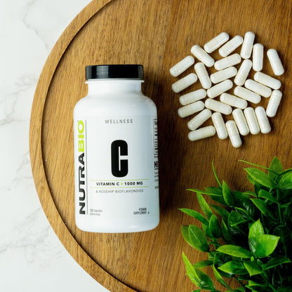 NutraBio Vitamin C mit Hagebutte – Unterstützt gesunde Knochen, Zähne und Zahnfleisch, Immunfunktion – Ohne Füllstoffe oder Hilfsstoffe – (120 Kapseln, 1000 mg Vitamin C pro Kapsel)