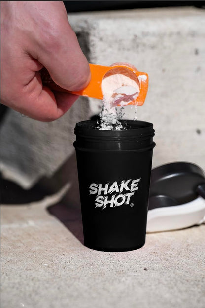 Shake Shot Mini Shaker Flasche 4oz Schwarz – Ideal für Pre-Workout, Creatin und kleine Portionen (Nicht für Protein) – Mit Clip & Shaker-Kugel