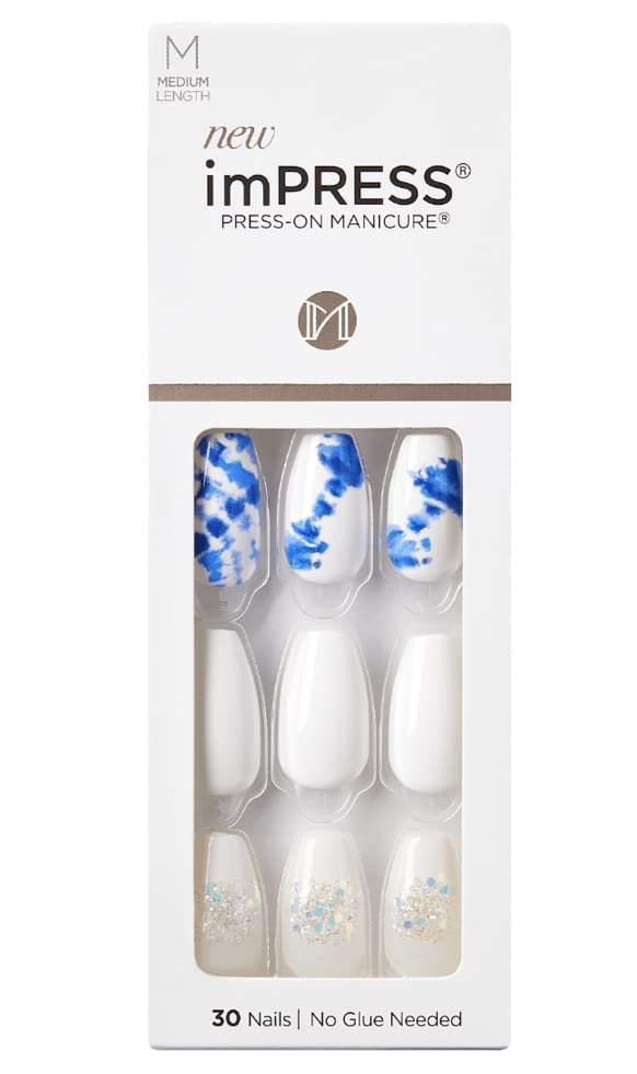 KISS Impress No Glue Mani 30 Stk Press on Nägel – Weiße Nägel mit Glitzer, Blaues Tie-Dye Design, Mittlere Größe, Sargform – Einfach aufkleben und pressen, müheloses Entfernen, inklusive Werkzeug