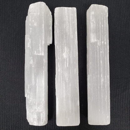 New Age Imports, Inc.® – Premium Selenit-Stäbe 4 Zoll – 3er-Pack für Wicca, Reiki, Heilung, Metaphysik, Chakra, positive Energie, Meditation, Schutz, Dekoration oder Geschenk