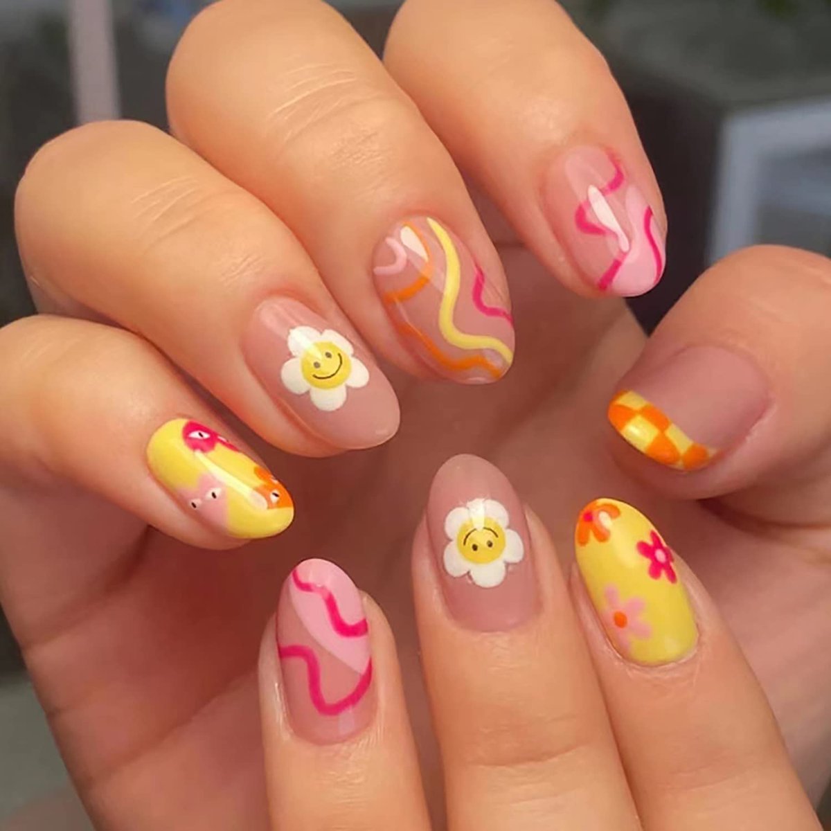 24 Stück Kurze Press-On-Nägel mit Sonnenblumenmuster, Mandelförmige French-Tips-Falschnägel mit Klebestreifen, Mittellange Acrylnägel für Frauen
