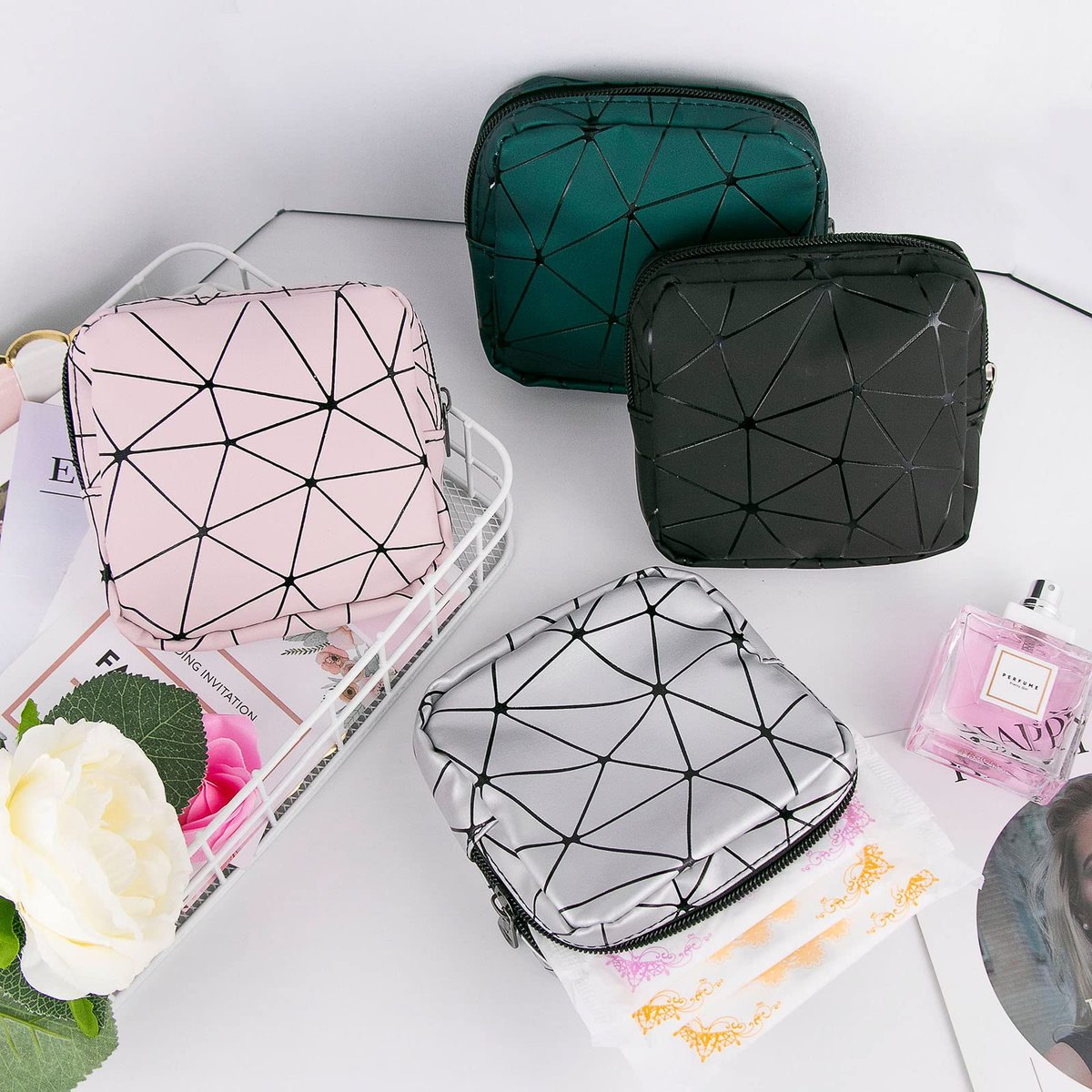 Bisanzoya Damenbinden-Aufbewahrungstaschen 4er-Set Menstruationstaschen für Tassen, Slipeinlagenhalter, Tampontaschen, tragbares Periodenkit, feminine Produkttasche für Binden und Tampons mit Reißverschluss